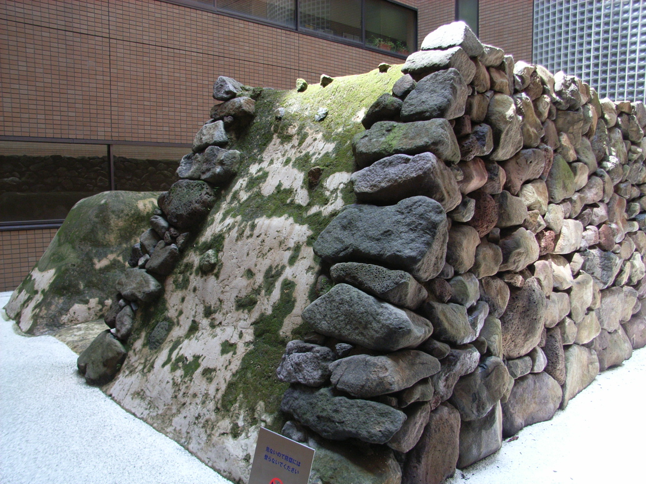 元寇防塁（げんこうぼうるい）は、鎌倉時代に北部九州の博多湾沿岸一帯に築かれた石による、蒙古襲来（元寇）に備えて築かれた防塁